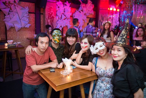 Các phóng viên, nhà báo cũng không ngần ngại hóa trang cùng nghệ sỹ với các trang điểm ma mị.