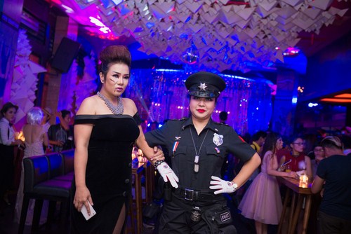 Phong cách hóa trang táo bạo của các nghệ sỹ đã làm cho không khí Halloween thêm ghê rợn.