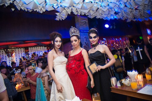Thu Hằng hóa trang táo bạo thành nghệ sỹ ma mang bầu trong chiếc đầm đỏ đầy quyến rũ.
