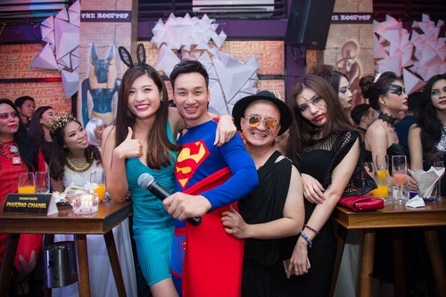 MC Thành Trung hóa trang thành siêu nhân đi ủng xanh hài hước