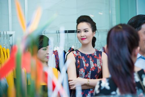 Đầm hoa kín đáo không thể giấu đi nét quyến rũ của Á hậu