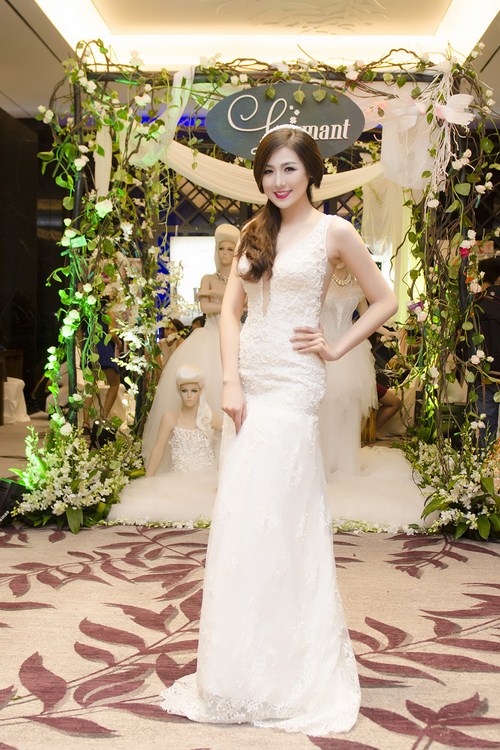 Á hậu Dương Tú Anh