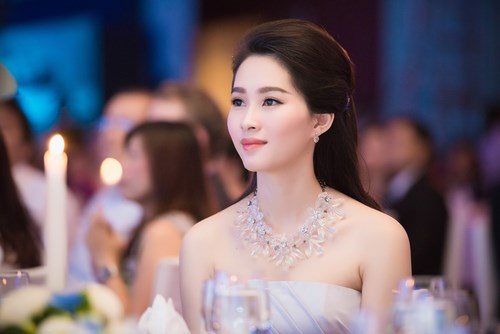 Ống kính phóng viên nư bị 