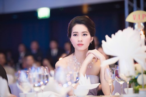 Xuất hiện trước công chúng luôn là một vẻ đẹp giản dị nhưng vô cùng thanh lịch