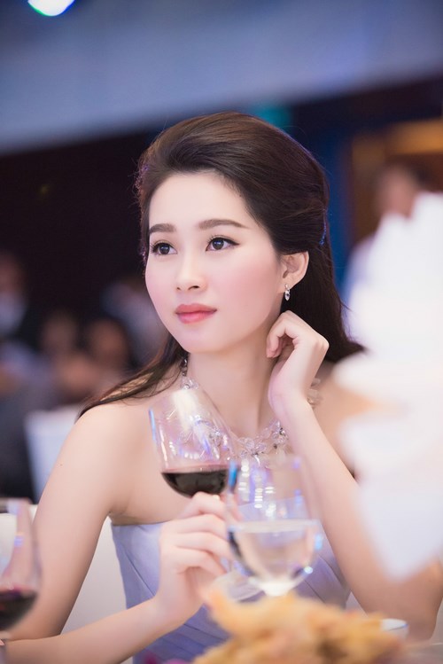 Chiếc vòng pha lê nhẹ nhàng tôn lên vẻ đẹp của chiếc cổ cao thanh khiết