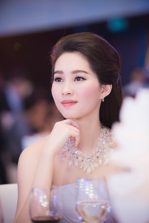 Chiếc đầm thiết kế đơn giản nhưng lại khoe được toàn bộ vẻ đẹp của hoa hậu
