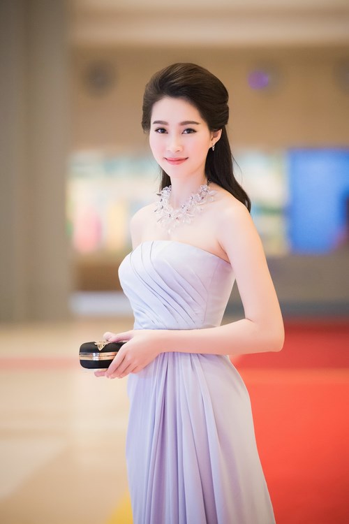 Cô nàng khôn khéo chọn cho mình chiếc đầm tím nhẹ ôm sát cơ thể khoe dáng nuột nà