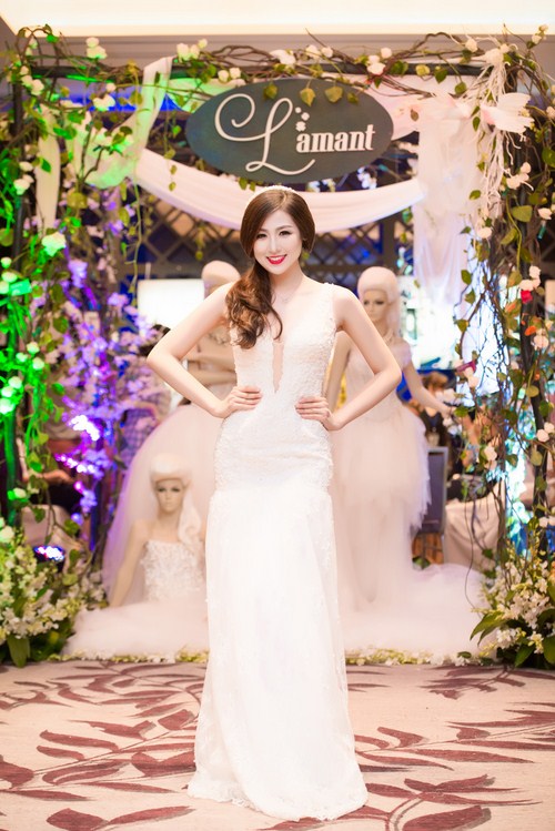 Á hậu Dương Tú Anh