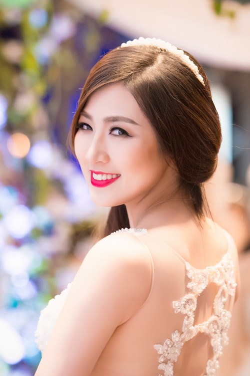 Á hậu Dương Tú Anh