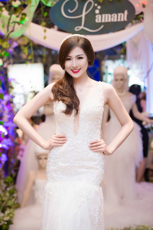 Á hậu Dương Tú Anh