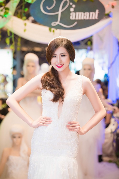 Bộ áo cưới khoe trọn số đo 3 vòng chuẩn của Tú Anh