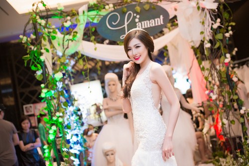 Á hậu trông vô cùng kiêu sa trong váy cưới