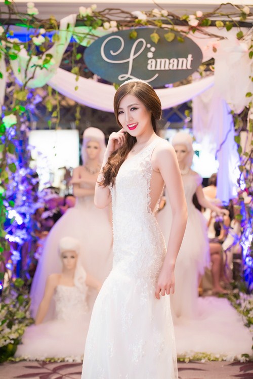 Vành môi đỏ gợi cảm với làn da trắng muốt, Tú Anh thu hút ánh nhìn trong sự kiện