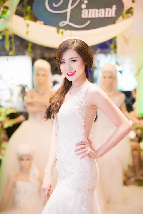 Á hậu gây chú ý khi diện bộ váy cưới trắng muốt đính đá vô cùng tinh xảo và cầu kỳ