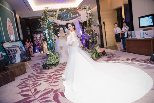 Xuất hiện với bộ váy cưới đuôi dài, vẻ đẹp của cô dâu Lệ Quyên vô cùng đài các