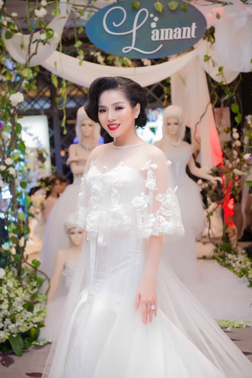 Tại sự kiện này Lệ Quyên không kém phần quyến rũ so với loạt chân dài cùng có mặt trong sự kiện