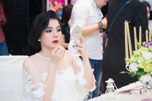 Thậm chí cô còn tự mình trang điểm