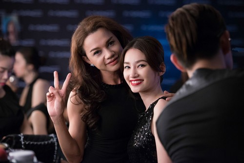 Các người mẫu thi nhau tạo dáng trong hậu trường