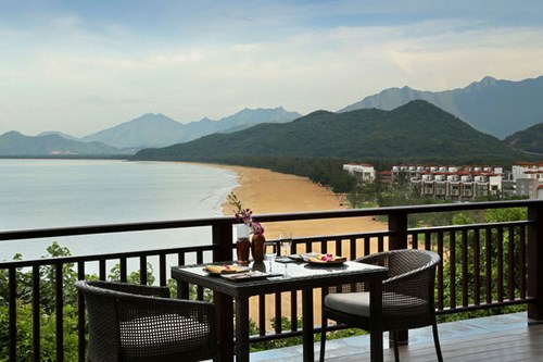 Nh&agrave; h&agrave;ng ở Bayan Tree Lăng C&ocirc; v&oacute; view hướng ra biển thơ mộng. Ảnh: laguna.