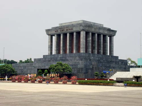 Lăng Chủ tịch Hồ Ch&iacute; Minh l&agrave; điểm tham quan đ&ocirc;ng nhất trong dịp 2/9. Ảnh minh họa