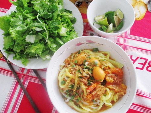 M&igrave; Quảng được xem l&agrave; m&oacute;n ăn c&oacute; đủ &acirc;m dương, ngũ h&agrave;nh, b&aacute;t qu&aacute;i, c&agrave;n kh&ocirc;n 
