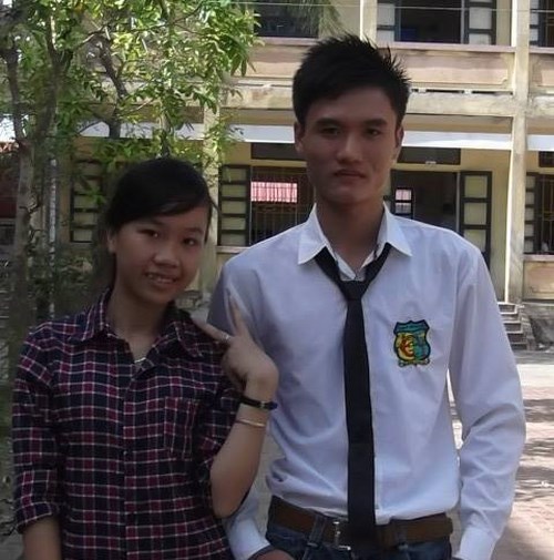 Nguyễn Quốc Tr&iacute; (b&ecirc;n phải) thủ khoa Học viện T&agrave;i Ch&iacute;nh. Ảnh NVCC