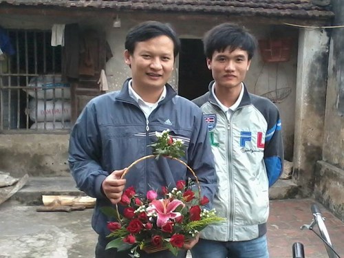 Nguyễn Quốc Tr&iacute; (b&ecirc;n phải) thủ khoa Học viện T&agrave;i Ch&iacute;nh. Ảnh NVCC