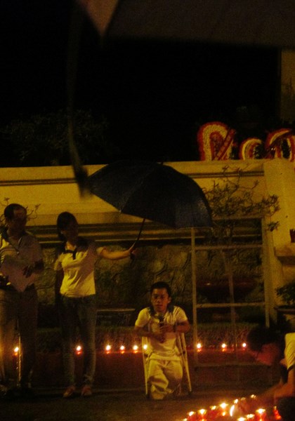 Nguyễn Sơn L&acirc;m trong chương tr&igrave;nh thắp nến tri &acirc;n năm 2014