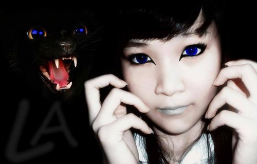 Đây là năm thứ 10 chương trình Halloween do khoa Quan hệ quốc tế của Học viện báo chí và tuyên truyền tổ chức với thông điệp ý nghĩa “Đừng đánh đổi thực tại chân thành bằng những giá trị ảo xung quanh”, mùa Halloween tiếp tục nhận được những  bức ảnh hóa trang đầy ma mị và sáng tạo của các bạn sinh viên.