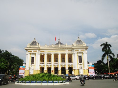 Nh&agrave; h&aacute;t lớn H&agrave; Nội