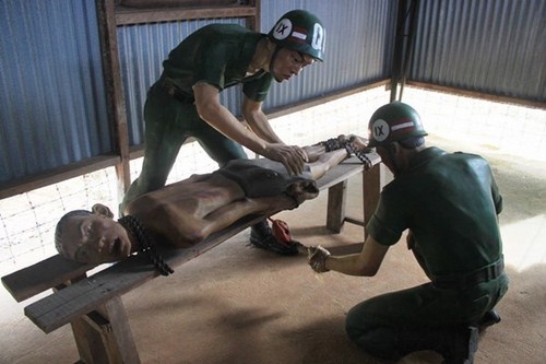 Cảnh thi&ecirc;u sống t&ugrave; binh ở nh&agrave; t&ugrave; Ph&uacute; Quốc. Ảnh minh họa