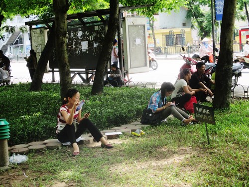 Tại Đại học Thủy Lợi, mặc dù chưa đến 1 giờ chiều, nhưng nhiều phụ huynh đã bắt đầu chờ con ở ngoài.