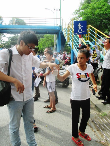 Làm được khoảng 70%, sĩ tử được mẹ động viên tinh thần.