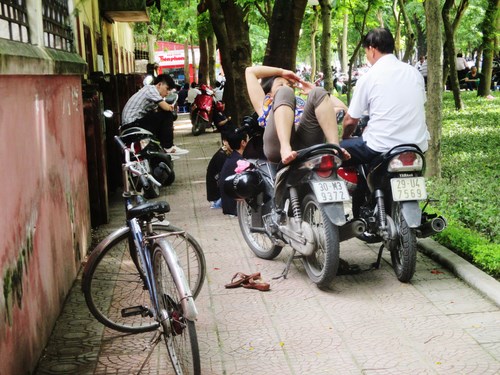 Một số khác tranh thủ nằm nghỉ trưa trên xe