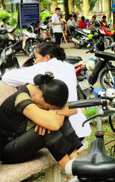 Phụ huynh của thí sinh thi vào Đại học Công đoàn chia sẻ: “Tôi lo quá, trưa nay em nó chưa cơm nước gì, trọ xa đi lại mệt nên nó về nhà là tranh thủ ngủ, không biết chiều có đủ sức làm bài không”.