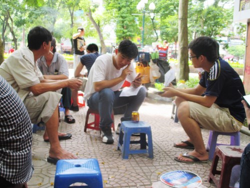 Nhiều anh, chị đưa em đi thi, gặp bạn bè tranh thủ tụ tập chém gió