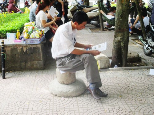 Các ông bố đọc báo để giải khuây