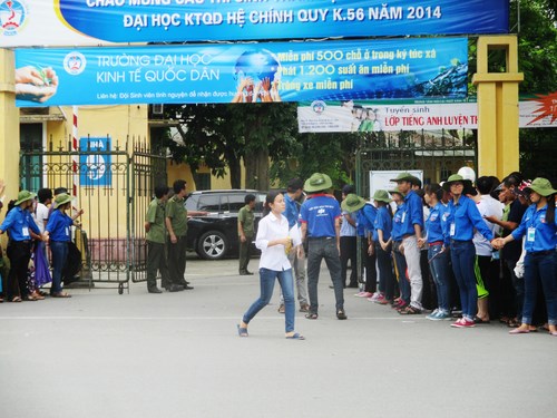 4 giờ chiều, kết thúc thời gian thi, các thí sinh lác đác xuất hiện trước cổng trường.
