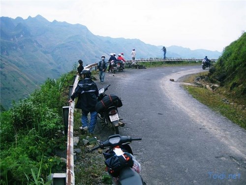 Cần chuẩn bị đầy đủ tư trang c&aacute; nh&acirc;n cho phượt đường rừng. Ảnh minh họa
