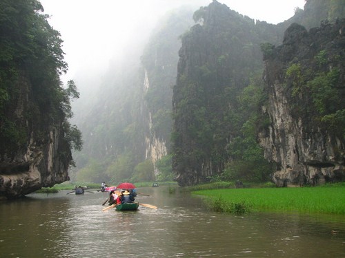 Tam Cốc - B&iacute;ch Độc được v&iacute; như Hạ Long tr&ecirc;n cạn của cố đ&ocirc; Hoa Lư xưa. Ảnh minh họa