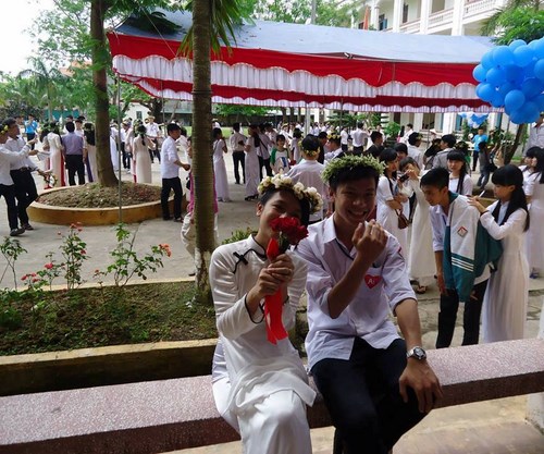 Cơ duyên báo chí bắt đầu từ “Thương mến Trường Sa” Thủy (bên trái) và bạn cùng lớp trong ngày tổng kết năm học. Ảnh NVCC