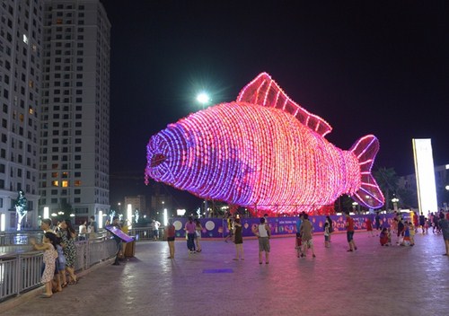 Đ&egrave;n lồng c&aacute; ch&eacute;p tại Times City.