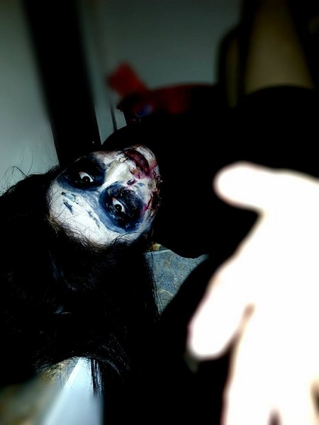 Với thông điệp ấn tượng: “Trên đời này không có ma quỷ, chỉ có những người đang biến mình thành ma quỷ”, bức ảnh của bạn Trần Kim Ngọc đến từ lớp Quan hệ quốc tế K34A2 với hồn ma khát máu khiến người xem ghê rợn.