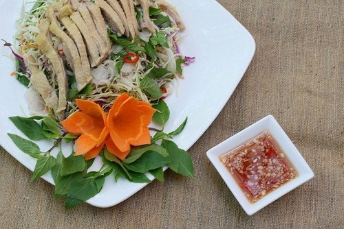 Giải nhiệt mùa hè với 3 món vịt đặc sắc tại Quán Ăn Ngon Gỏi vịt chua cay ngọt dễ ăn là lựa chọn yêu thích mùa hè của chị em.