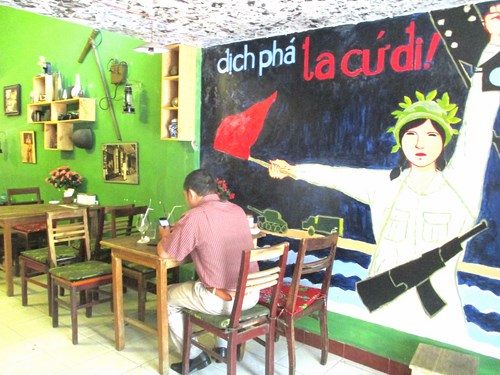 Những bức tranh thời kh&aacute;ng chiến chống Mỹ ở Xưa cafe