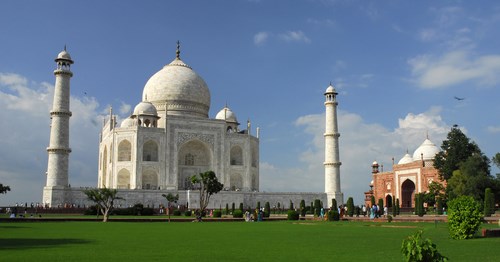 Taj Mahal được xem l&agrave; vi&ecirc;n ngọc ch&acirc;u của đền đ&agrave;i Ấn Độ  