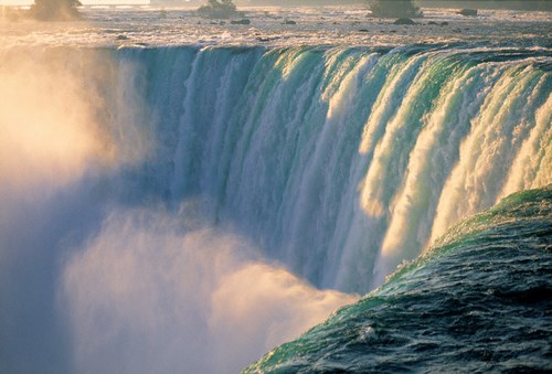Th&aacute;c Niagara l&agrave;m cho du kh&aacute;ch c&oacute; cảm gi&aacute;c như một c&ocirc;ng vi&ecirc;n giải tr&iacute; 