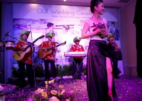 Ban nhạc gi&uacute;p khuấy động kh&ocirc;ng kh&iacute; tiệc cưới. Ảnh minh họa