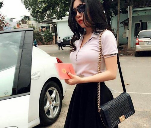 V&acirc;n Amanda đi đăng kiểm xe hơi 4,5 tỷ ng&agrave;y 17/6.
