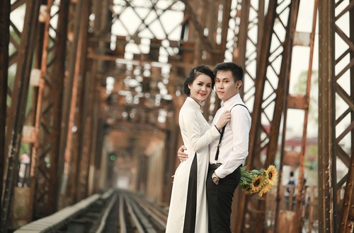 Cầu Long Bi&ecirc;n - chứng nh&acirc;n cho t&igrave;nh y&ecirc;u vĩnh hằng của đ&ocirc;i lứa. Ảnh minh họa
